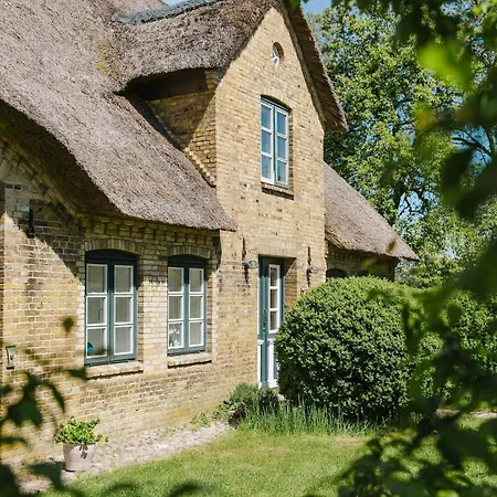 Apartment Secluded Thatched Roof By The Moor